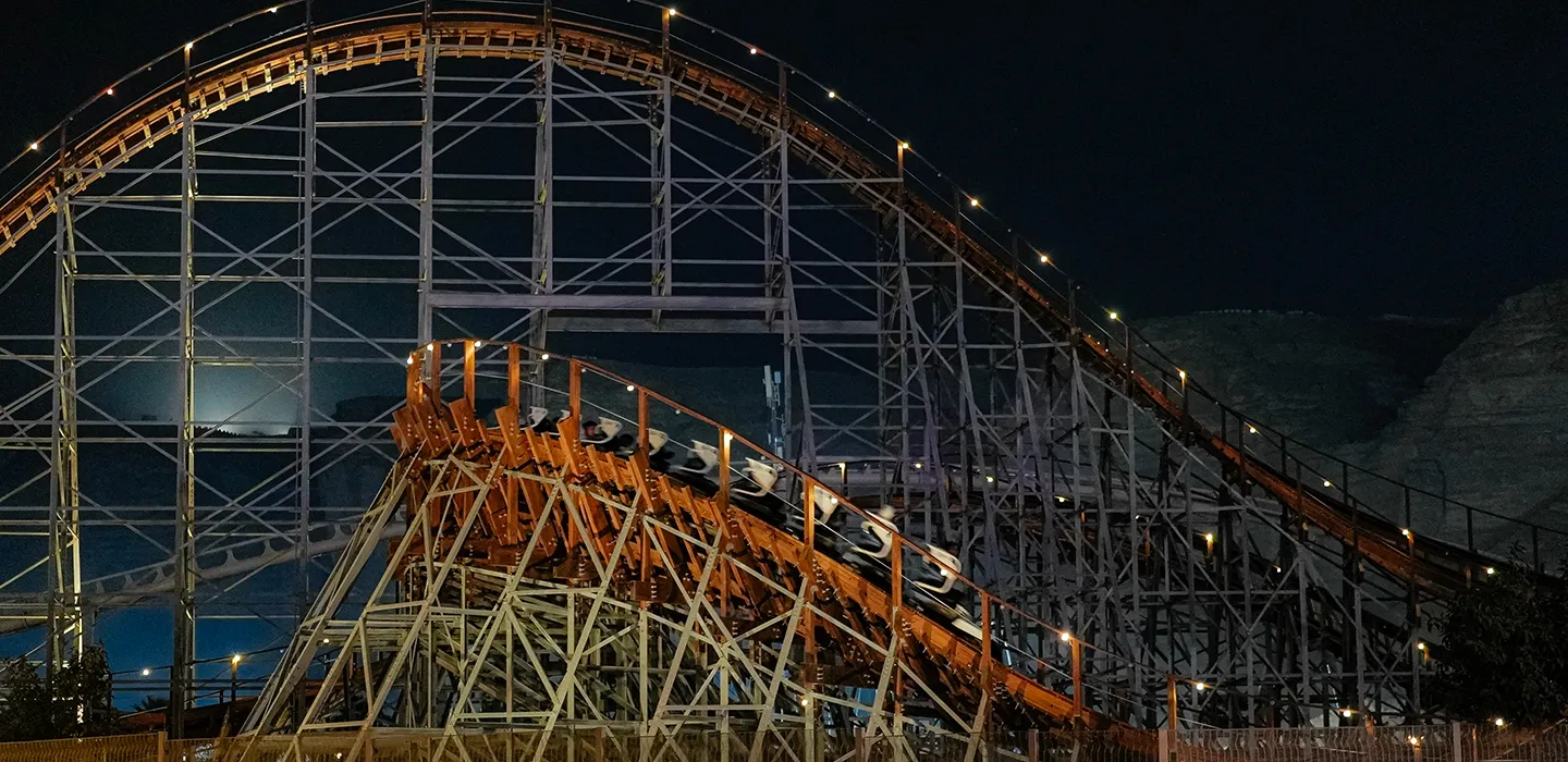 Colossus — 80 km/h Hybrid Wooden Roller Coaster Ride | Six Flags